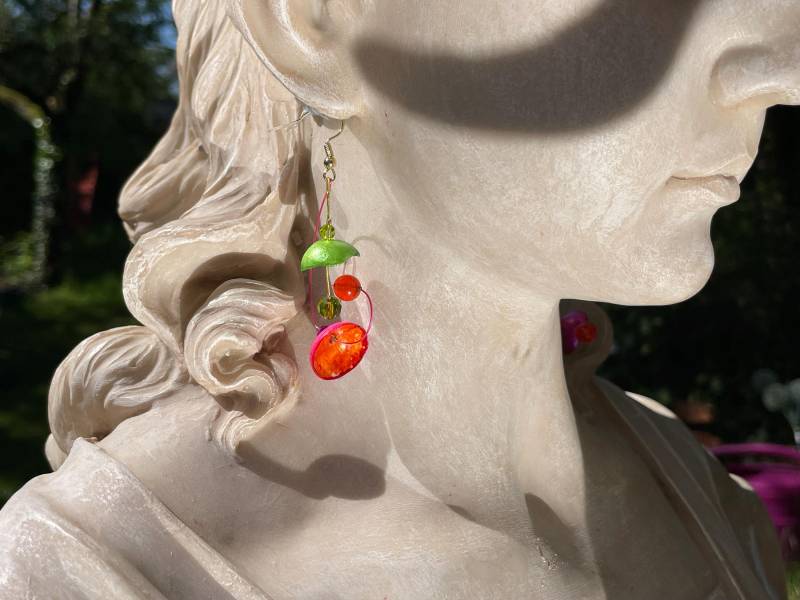 Ohrschmuck Glöckchen Rosa Unikat Modellierte Zarte Halbschalen Handbemalt Orange-Pink-Grün von TheobaldSchmuck