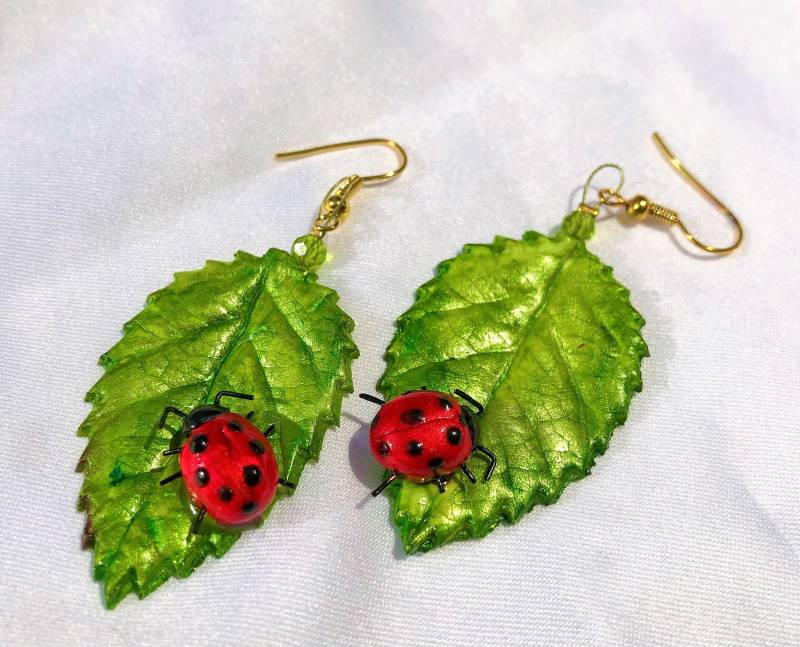 Ohrschmuck Grünes Blatt Mit Marienkäfer Unikat Hängeohrringe Modelliertes Und Kleiner Käfer Handbemalt Grün - Rot Schimmernd von TheobaldSchmuck