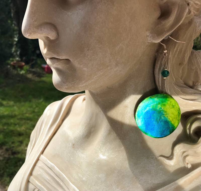 Ohrschmuck Hängeohrringe Ins Blaue Unikat Modellierte Hauchdünne Plättchen Handbemalt Leuchtende Blau-Türkis-Töne von TheobaldSchmuck