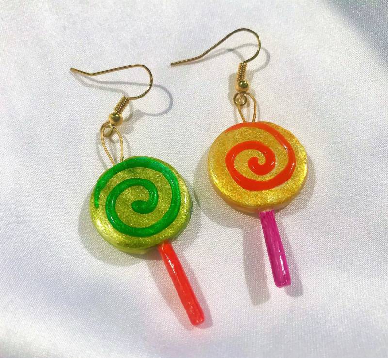 Ohrschmuck Hängeohrringe Kleine Lollis Lutscher Modelliert Handbemalt Gelb Grün von TheobaldSchmuck