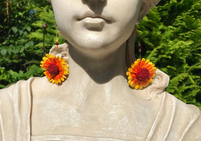 Ohrschmuck Hängeohrringe Malerblume Papageienblume Kokardenblume | Gaillardia Unikat Modellierte Blüte Handbemalt Leuchtend Orange Gelb Rot von TheobaldSchmuck