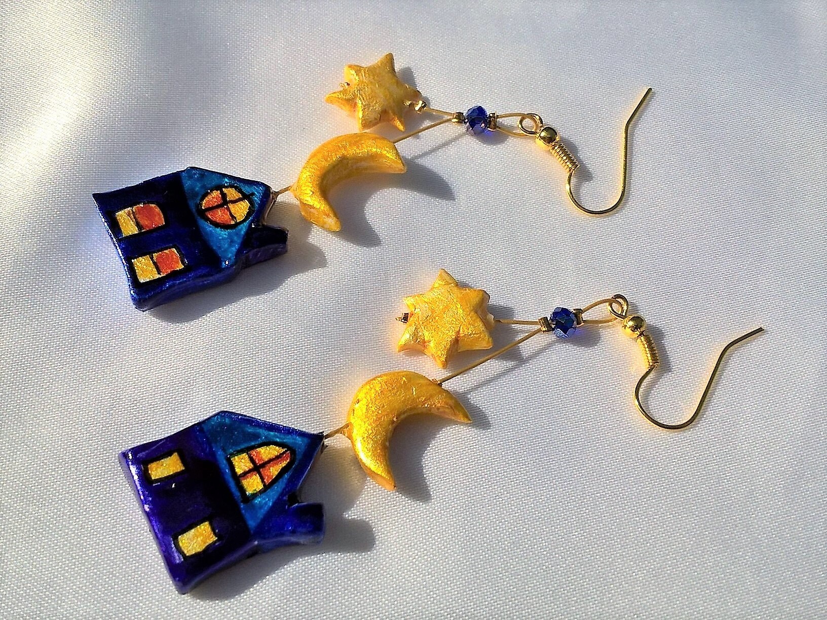 Ohrschmuck Hängeohrringe Sternenklar Häuschen Bei Nacht Mond Und Sternemodelliert Handbemalt Sternennacht von TheobaldSchmuck