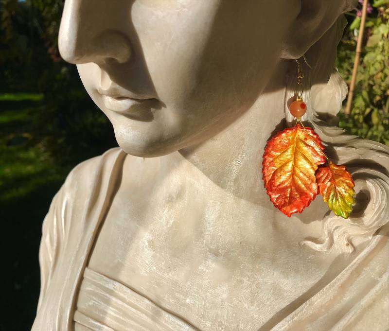 Ohrschmuck Herbstblätter Unikat Hängeohrringe Hauchdünn Modellierte Blätter Handbemalt Herbstfarben Gold-Gelb-Orange Garten Natur Baum von TheobaldSchmuck