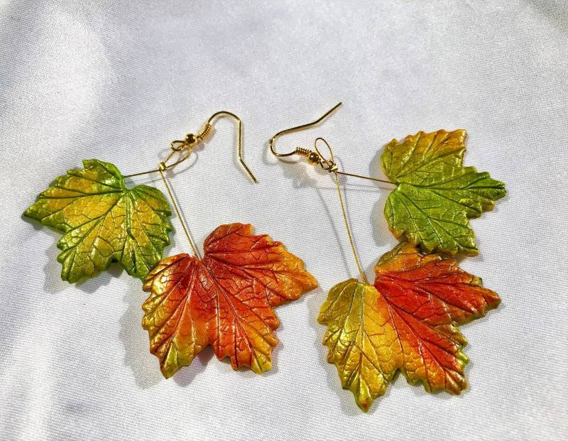 Ohrschmuck Johannisbeerblätter Unikat Hängeohrringe Hauchdünn Modellierte Blätter Handbemalt Herbstfarben Gold-Gelb-Orange-Grün Garten von TheobaldSchmuck