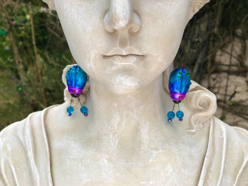 Ohrschmuck Leuchtkäfer Unikat Hängeohrringe Modellierte Käfer Handbemalt Insekten Tiere von TheobaldSchmuck