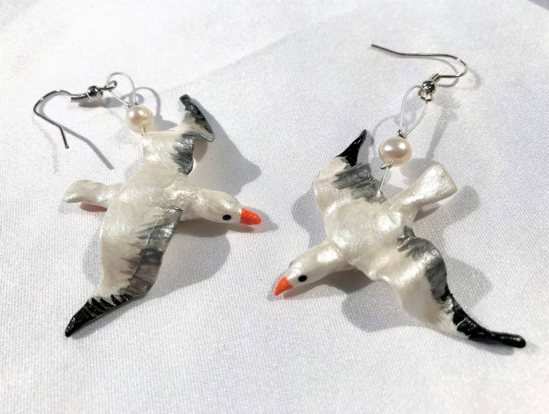 Ohrschmuck Moin Möwe Hängeohrringe Modelliert Aus Polymerclay Bemalt Vogel Nordsee Urlaub Tier Frisch von TheobaldSchmuck