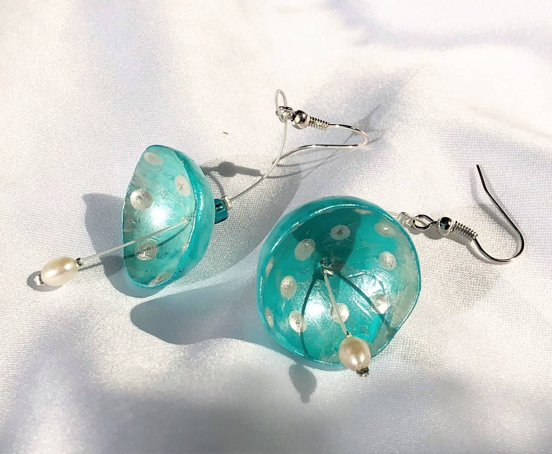 Ohrschmuck Perlenschalen Türkis-Silber Unikat Hängeohrringe Zarte Schalen Modelliert Schimmernd Trkis Handbemalt Ohrschmuck Perlenschalen Türkis-Silber Unikat Hängeohrringe Zarte Schalen Modelliert Schimmernd Trkis Handbemalt von TheobaldSchmuck