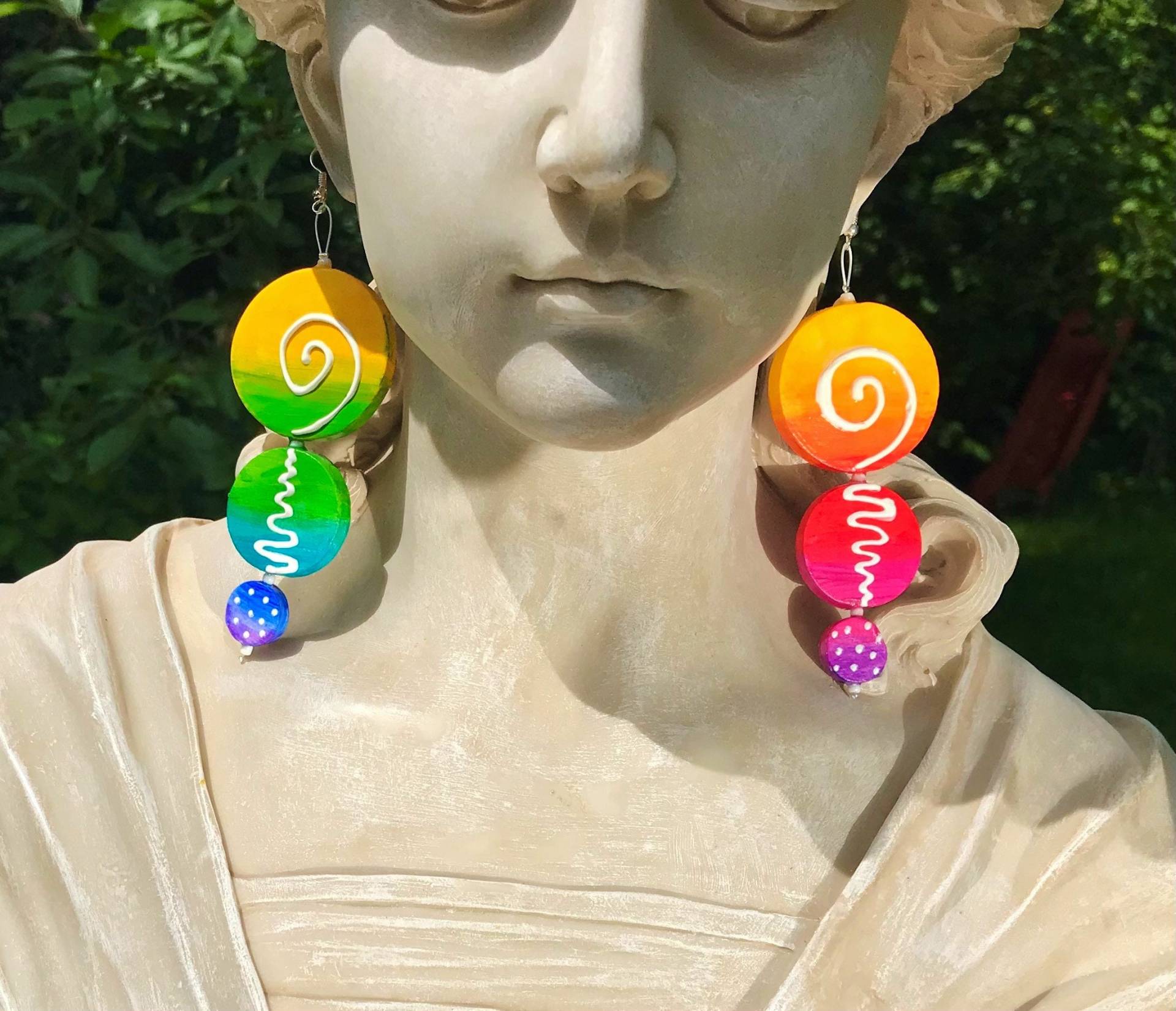Ohrschmuck Sommer Weiß-Bunt Unikat Hängeohrringe Modellierte Scheiben Handbemalt Regenbogentöne Weiß Verziert Ohrschmuck Sommer Weiß-Bunt Unikat Hängeohrringe Modellierte Scheiben Handbemalt Regenbogentöne Weiß Verziert von TheobaldSchmuck