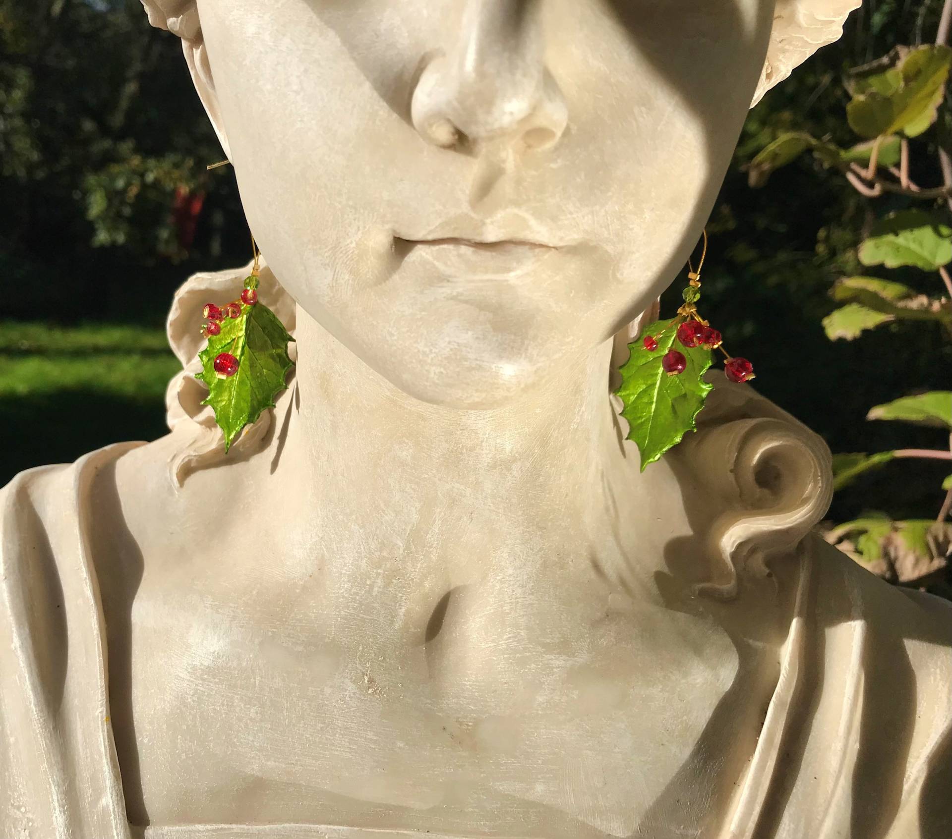 Ohrschmuck Stechpalmen-Blatt Ilex Mit Roten Beeren Unikat Modelliertes Blatt Weihnachtliches Motiv Handbemalt Leuchtend Grün Naturinspiriert von TheobaldSchmuck