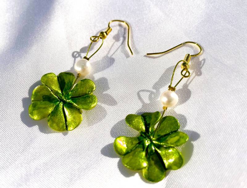 Ohrschmuck Viel Glück Unikat Hängeohrringe Modellierte Vierblättrige Kleeblätter Leuchtend Grün Handbemalt von TheobaldSchmuck
