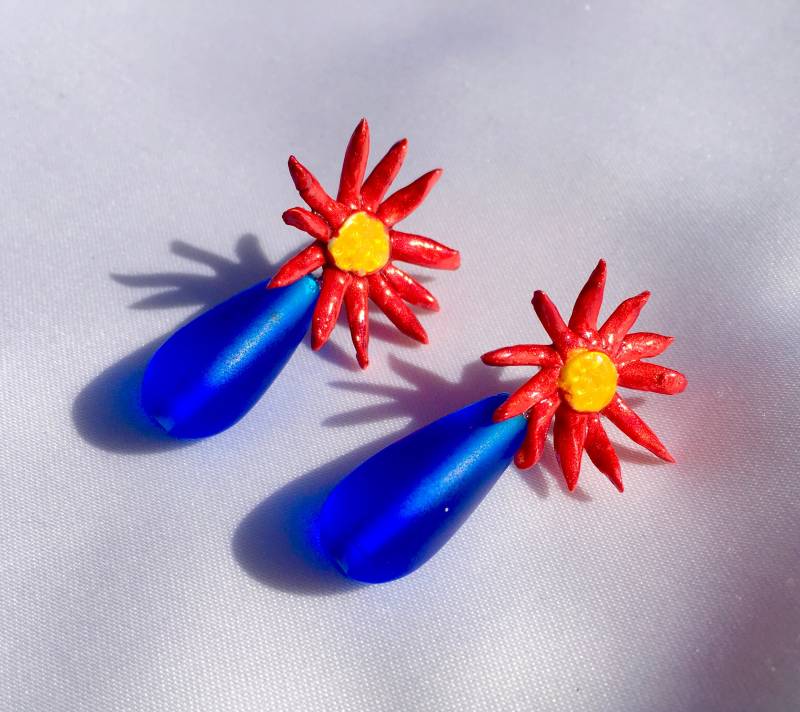 Ohrstecker Blüte Rot-Gelb Modelliert Handbemalt Mit Blauer Glasperle von TheobaldSchmuck