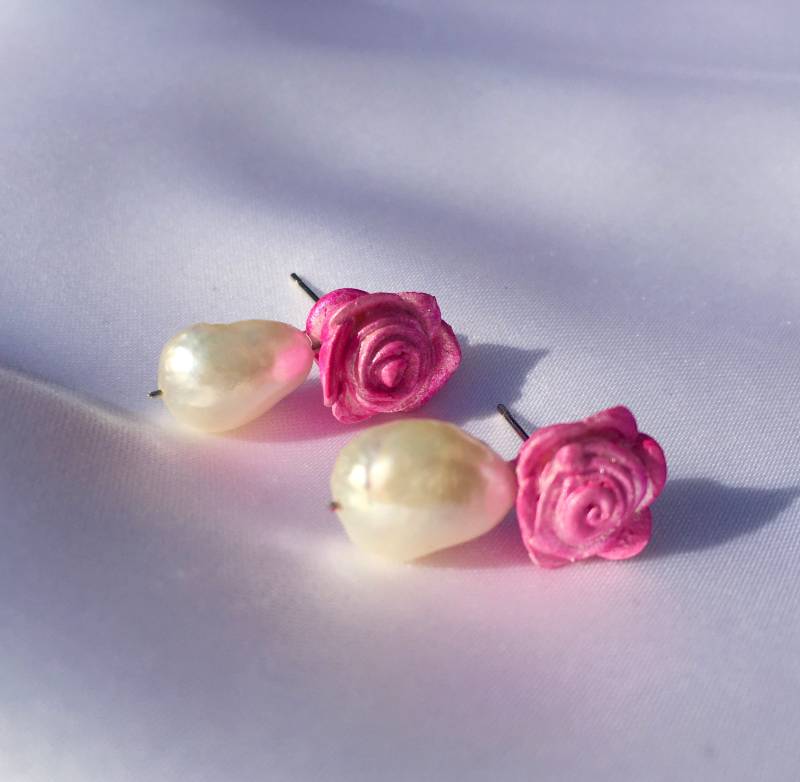 Ohrstecker Rose Rosa Mit Süßwasserperle Modellierte Blüte Handbemalt Rosétöne Weißer von TheobaldSchmuck