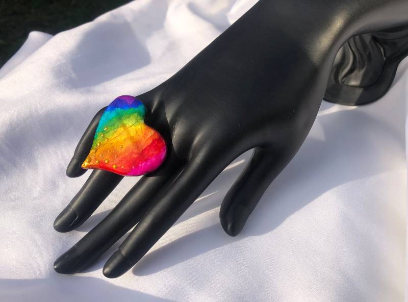 Ring Buntes Herz Regenbogen Unikat Modelliertes Leuchtend Bunt Bemalt von TheobaldSchmuck