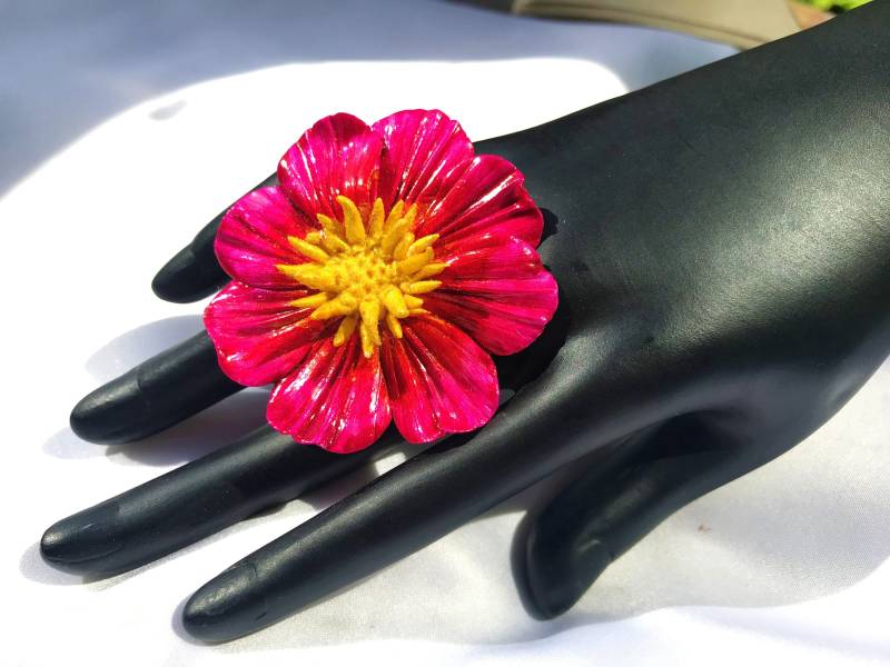 Ring Dahlie Unikat Blütenring Modellierte Blume Sommerblume Garten Naturinspiriert Handbemalt Pink-Orange-Gelb von TheobaldSchmuck