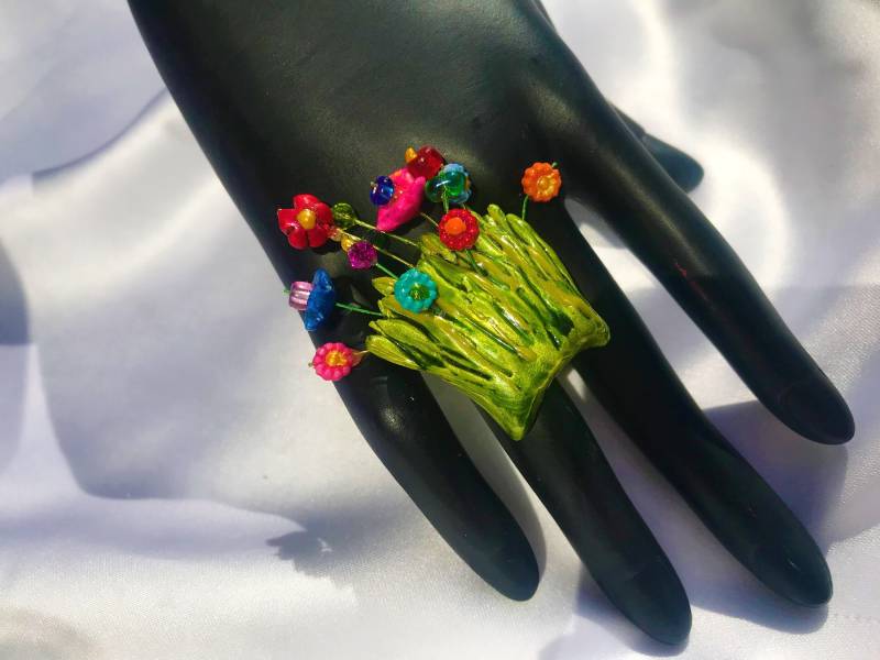 Ring Gärtchen Modelliertes Blumenbeet Grashalme, Blümchen, Handbemalte Miniatur Naturaturinspiriert Sommerlich von TheobaldSchmuck