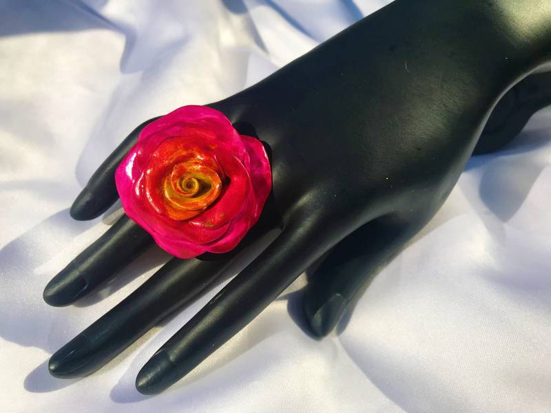 Ring Rose Pink-Orange-Gelb Unikat Blütenring Modellierte Blume Sommerblume Garten Naturinspiriert Handbemalt von TheobaldSchmuck