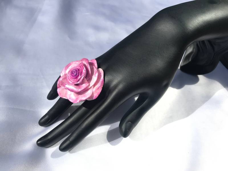 Ring Rose Zart-Rosé Unikat Blütenring Modellierte Blume Mit Süßwasserperle Sommerblume Garten Naturinspiriert Handbemalt Rosa L von TheobaldSchmuck