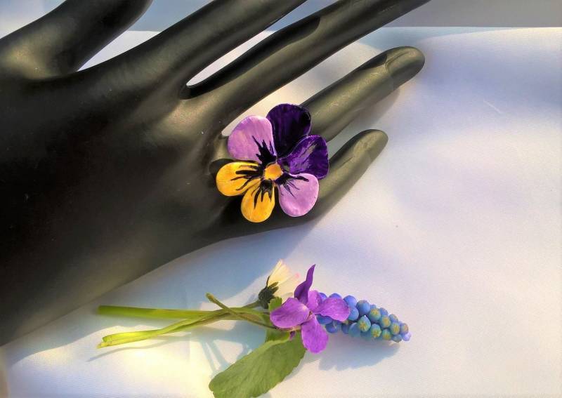 Ring Stiefmütterchen Viola Handgefertigt Unikat Modelliert Und Bemalt Violett - Gelb von TheobaldSchmuck