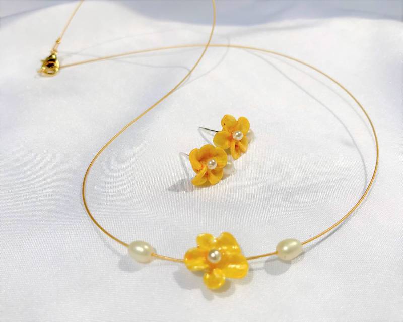 Schmuck-Set Gelbe Blüte Unikat Halskette & Ohrstecker Brautschmuck Modellierte Blüten Mit Süßwasserperlen Zart-Gelb Weiß von TheobaldSchmuck