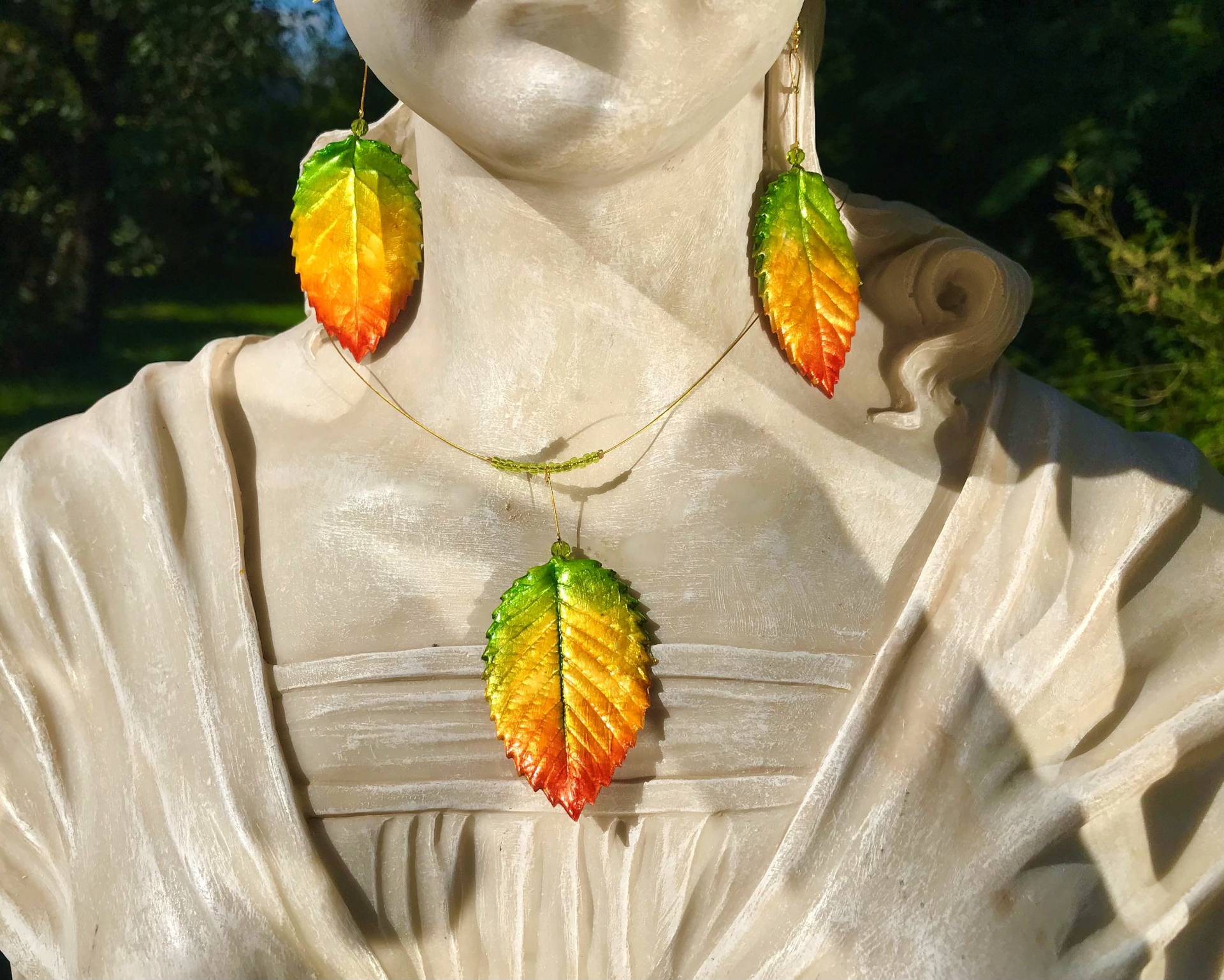 Schmuck-Set Herbstblätter Kette Und Hängeohrringe Unikat Modellierte Blätter Handbemalt Herbstfarben Rot-Gelb-Grün Garten Natur Strauch von TheobaldSchmuck