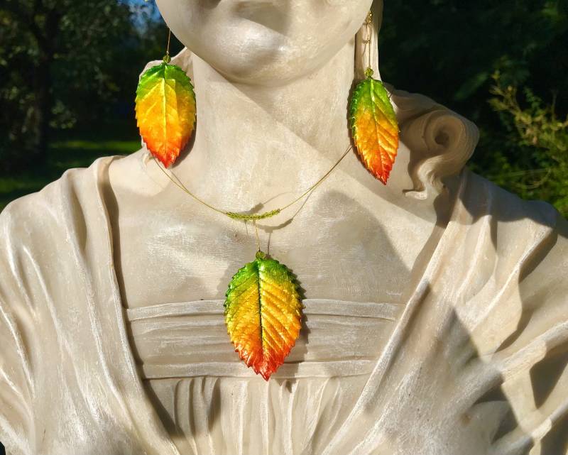 Schmuck-Set Herbstblätter Kette Und Hängeohrringe Unikat Modellierte Blätter Handbemalt Herbstfarben Rot-Gelb-Grün Garten Natur Strauch von TheobaldSchmuck