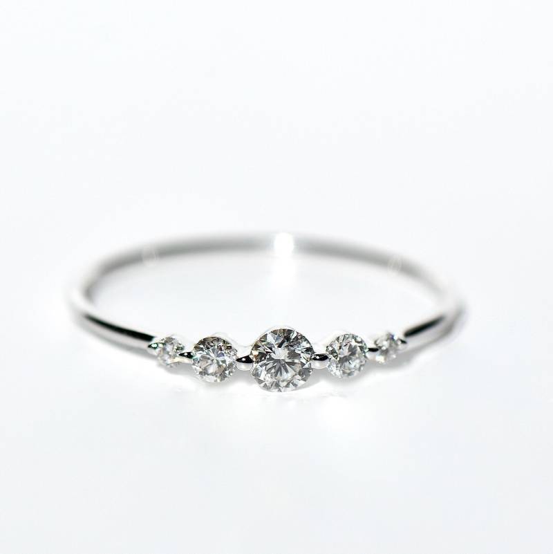 18K Gold 5 Stein Floating Diamond Ring/Band von Theodele