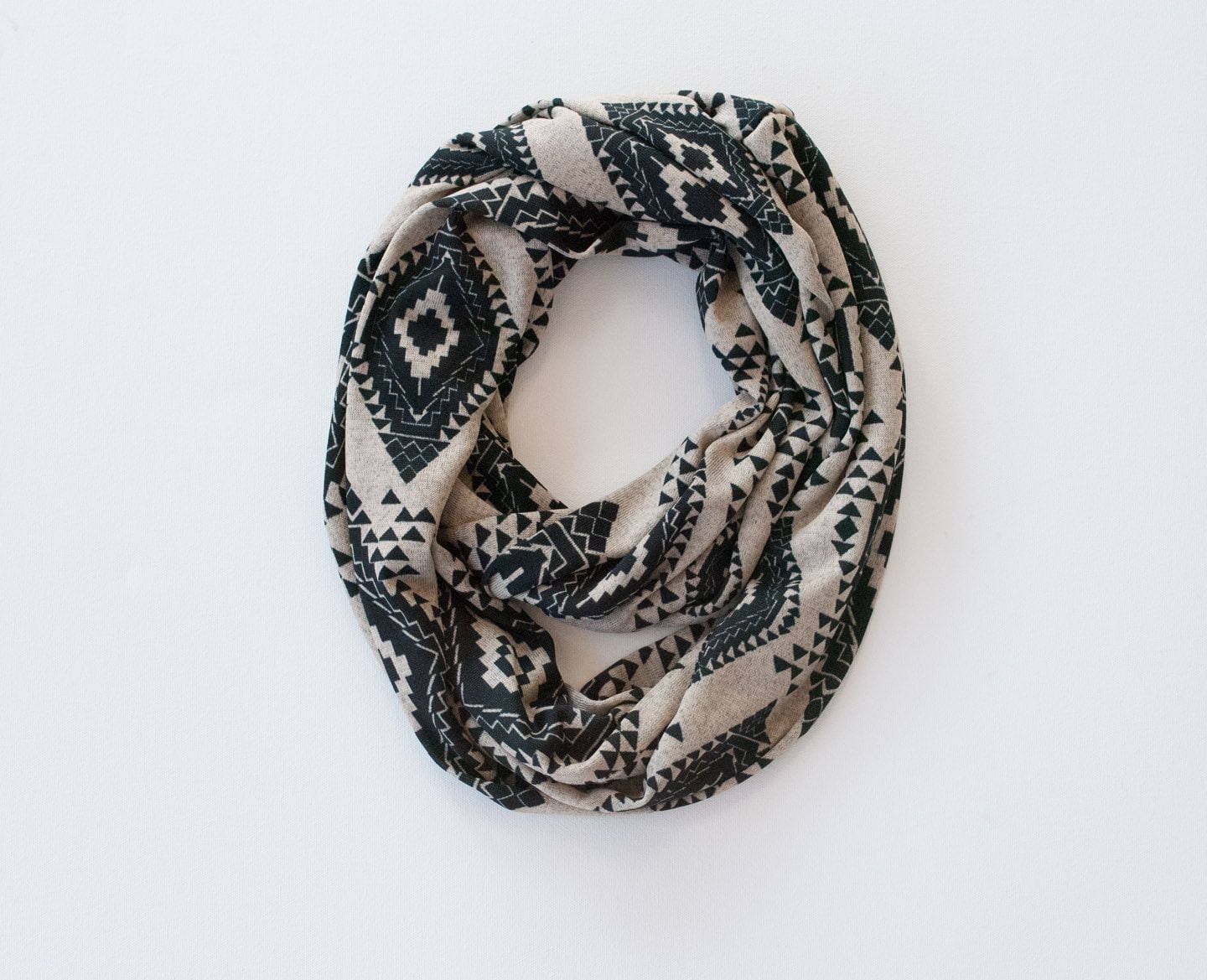 Southwestern Pullover Stricken Infinity Schal - Desert Vibes Damen Loop Hellbraun Schwarz Herbst Southwestern Pullover Stricken Infinity Schal - Desert Vibes Damen Loop Hellbraun Schwarz Herbst von Theorium