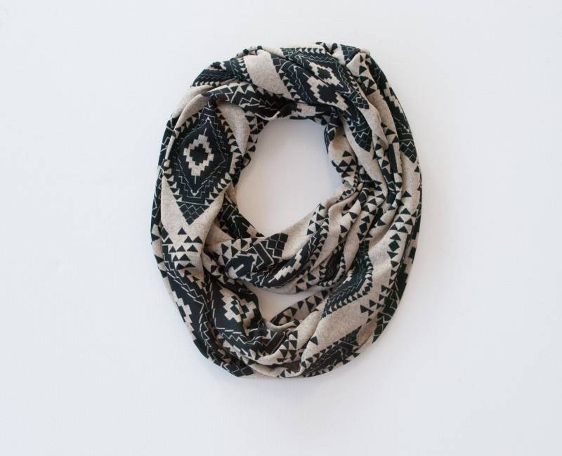 Southwestern Pullover Stricken Infinity Schal - Desert Vibes Damen Loop Hellbraun Schwarz Herbst Southwestern Pullover Stricken Infinity Schal - Desert Vibes Damen Loop Hellbraun Schwarz Herbst von Theorium