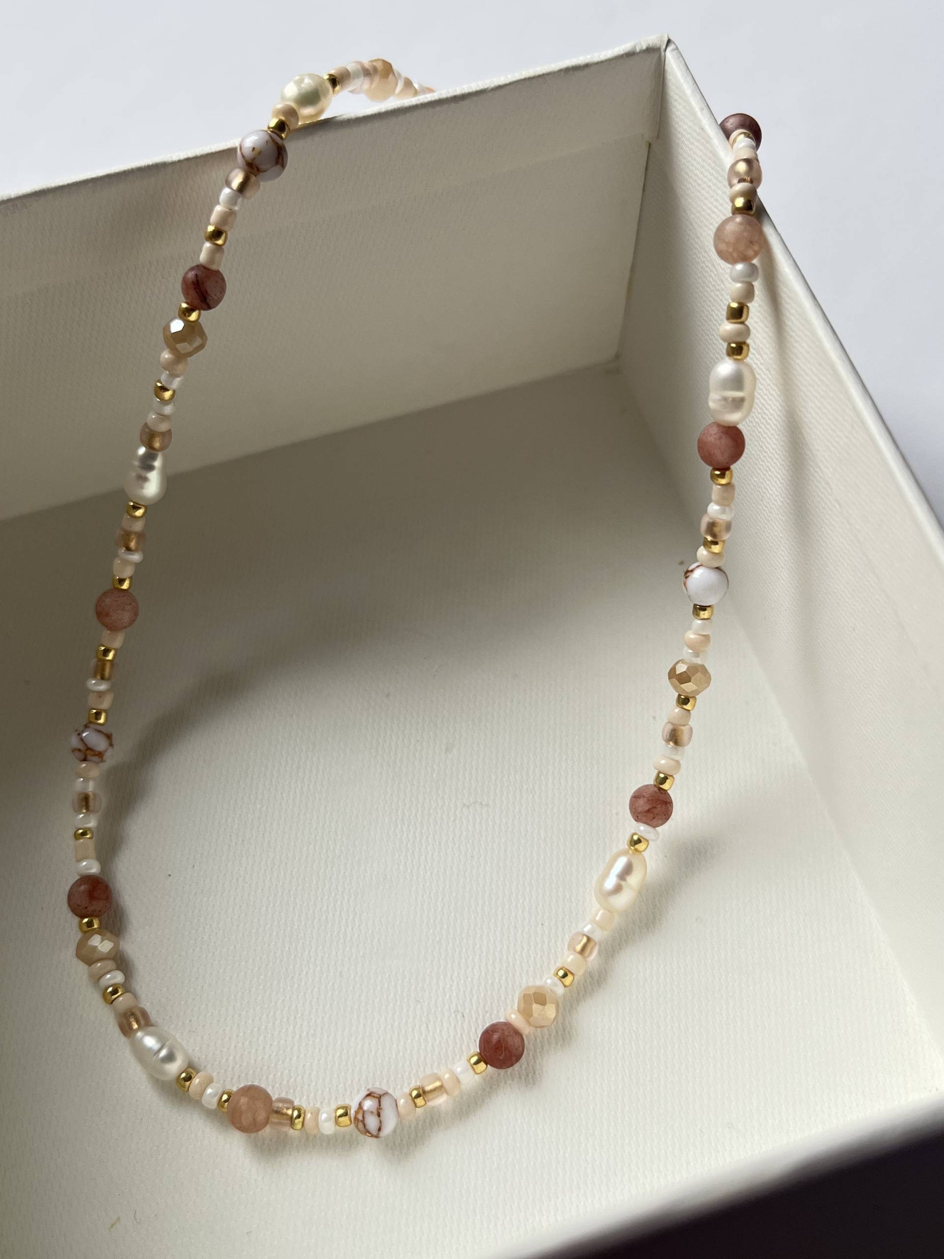 Beige Perlenkette Bunt Mit Süßwasserperlen von ThepearlnextdoorDE