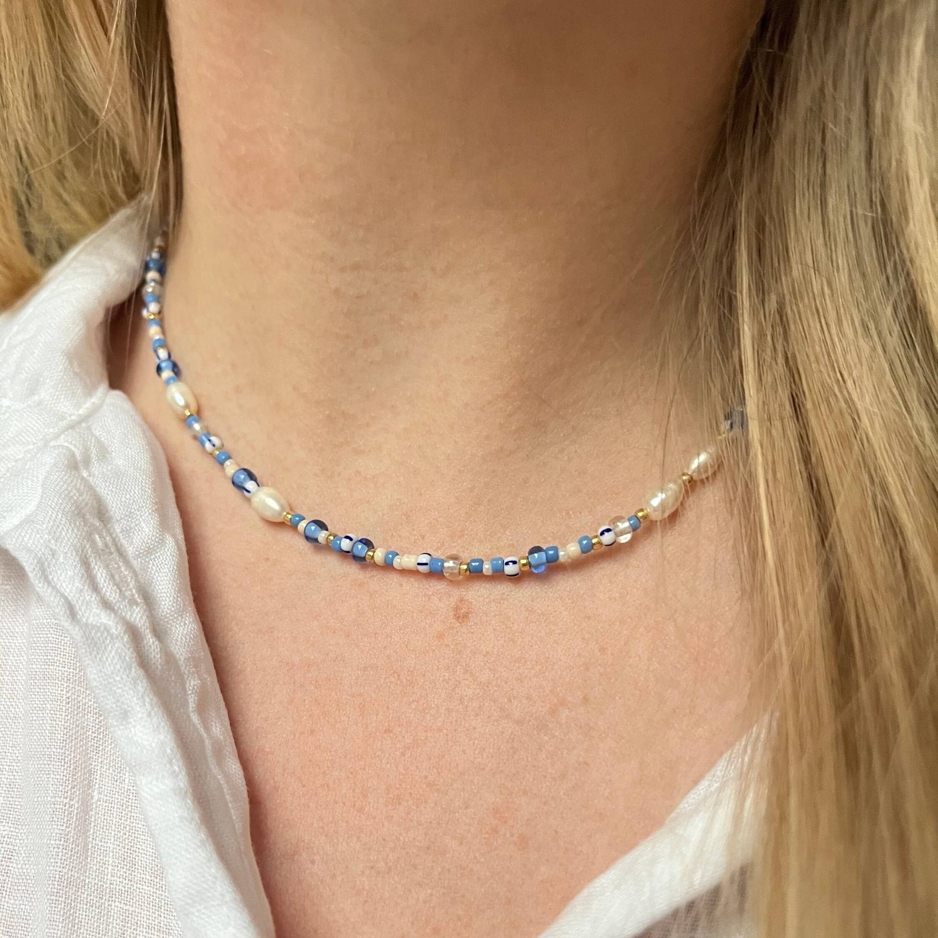 Bunte Perlenkette Blau Weiß Gold Mit Süßwasserperlen von ThepearlnextdoorDE