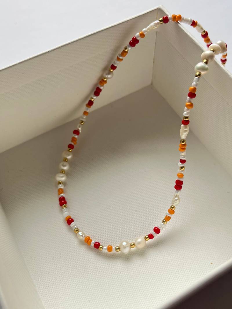 Edelstahl Perlenkette Mit Süßwasserperlen Und Orange Roten Perlen von ThepearlnextdoorDE