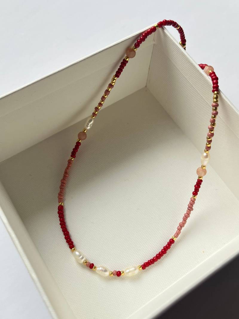 Edelstahl Perlenkette Mit Süßwasserperlen Und Rot Rosa Gold Perlen von ThepearlnextdoorDE