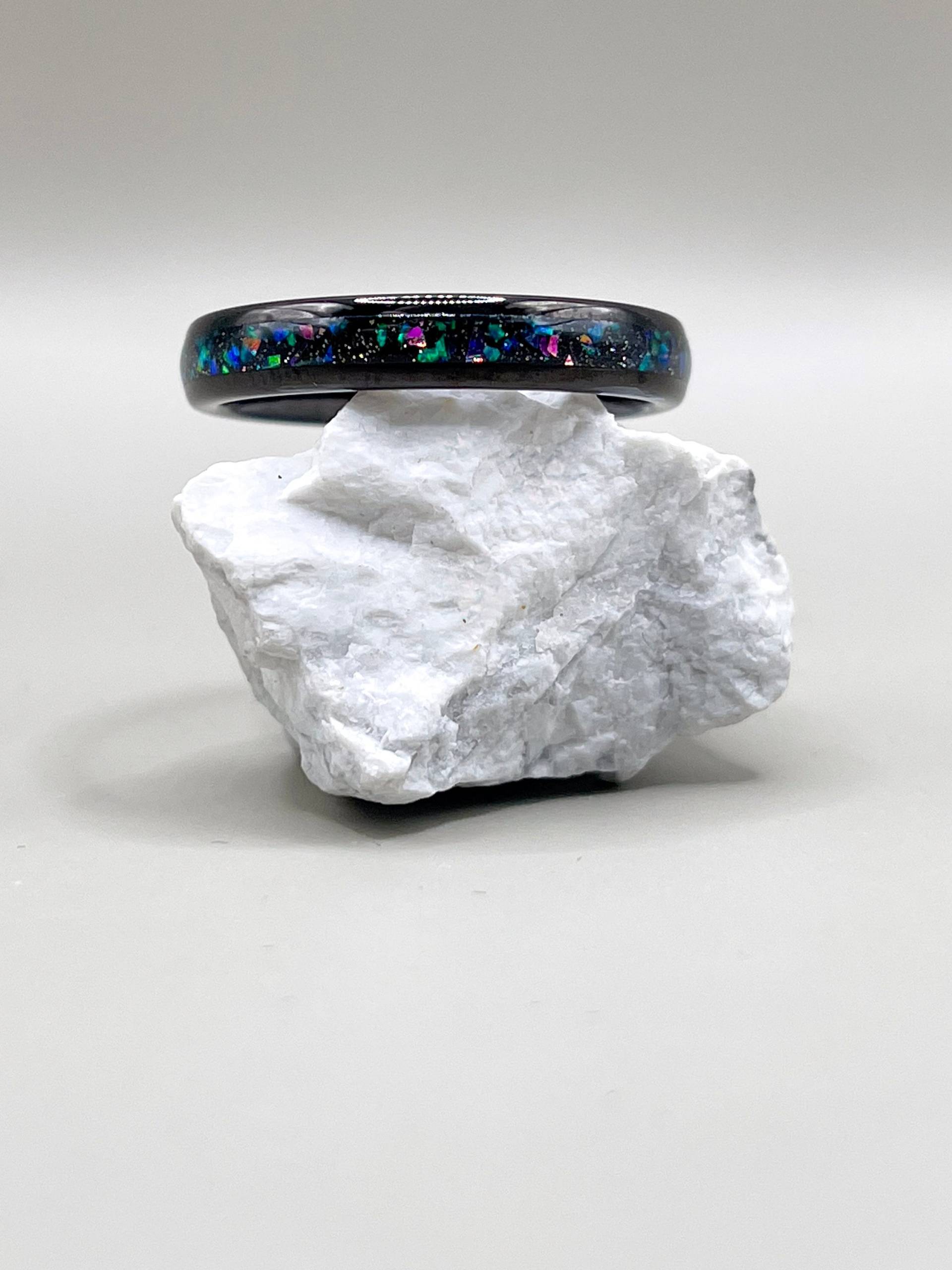 Personalisierter Wolfram Schwarzer Ring Mit Lebendigen Mehrfarbigen Opal Inlay - 8mm & 4mm Perfekt Für Männer Und Frauen Ideales Hochzeitsgeschenk von ThepersonalcraftsDE