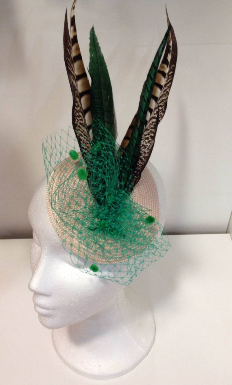 Feder Kopfschmuck, Hochzeits Damenhüte, Hochzeitsaccessoires, Fasanenfedern, Grün Elfenbein, Damenaccessoires, Hochzeitshut, Schleier Kopfschmuck Feder Kopfschmuck, Hochzeits Damenhüte, Hochzeitsaccessoires, Fasanenfedern, Grün Elfenbein, Damenaccessoires, Hochzeitshut, Schleier Kopfschmuck von Thepinkcarpet