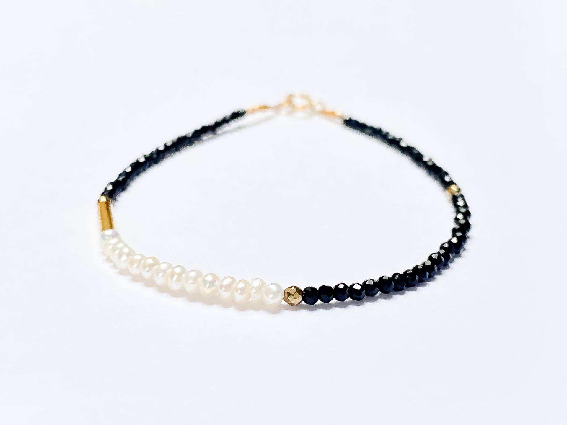 Schwarzer Onyx & Süßwasserperle Armband Zierlicher Edelstein Schmuck Schwarzer Onyx & Süßwasserperle Armband Zierlicher Edelstein Schmuck von TherapyAccessories