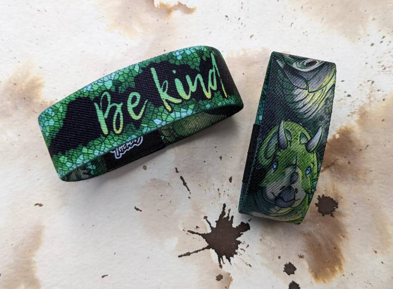 Dinosaurier Armband - Triceratops Be Kind Elastisch von TherbisStudio