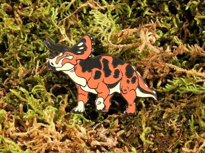 Triceratops Hard Enamel Pin - Dinosaurier Triceratops Hard Enamel Pin - Dinosaurier von TherbisStudio