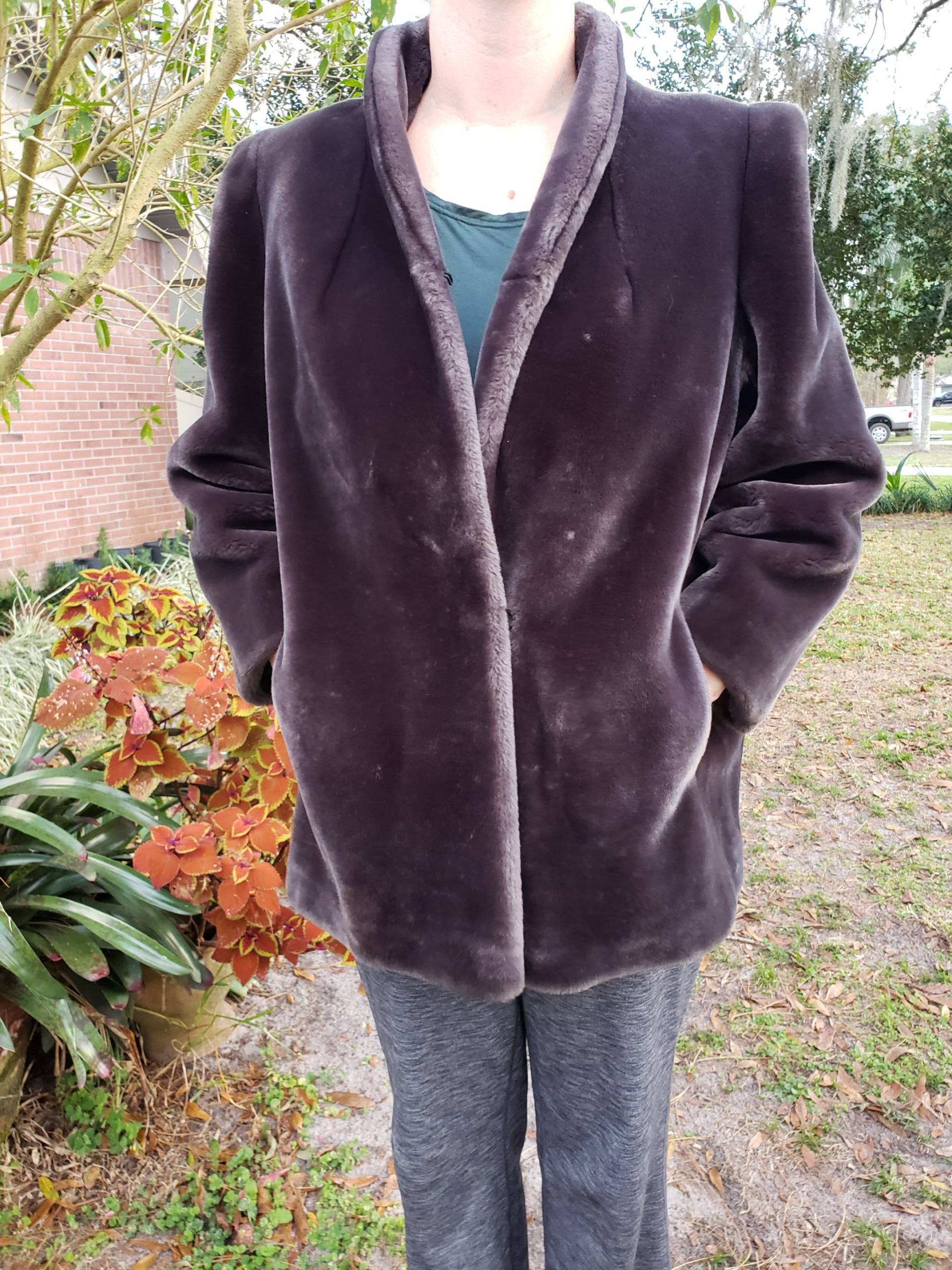 Vintage Kunstpelz Mantel Oder Jacke in Der Farbe Grau - Intrigue Luxusstoff By Glenoit Vintage Kunstpelz Mantel Oder Jacke in Der Farbe Grau - Intrigue Luxusstoff By Glenoit von ThereAndBackVintage