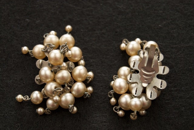 Alte Kunstperle "Cha-Cha" Ohrclips von TheresaWellsStifel