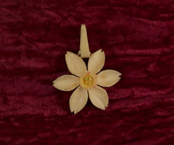 Alter Geschnitzter Blumenanhänger von TheresaWellsStifel