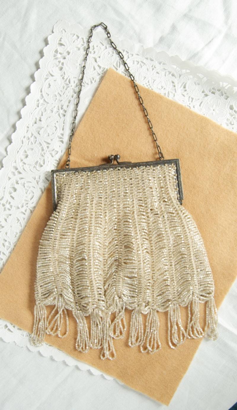 Atemberaubende Perlen Geldbörse Mit Filagree Metallrahmen von TheresaWellsStifel