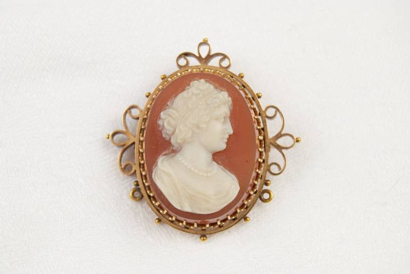 Spektakuläre Stein Cameo Brosche von TheresaWellsStifel