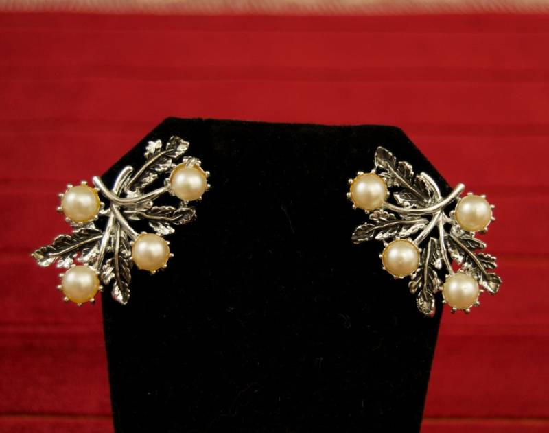 Vintage Ohrclips Mit Perle Und Emaille von TheresaWellsStifel