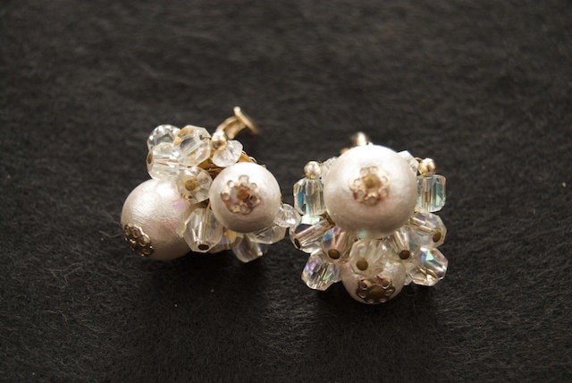 Weiße Vintage Clip Back Ohrringe von TheresaWellsStifel