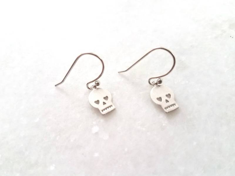 Totenkopf Messing-Ohrringe Anhänger von TheroseNrose