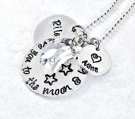 "Handgestempelte "I Love You To The Moon & Back" Triple-Aluminium Disc Halskette Mit Swarovski Crescent Moon 16 Mm Kristall." von Thesilverpetals
