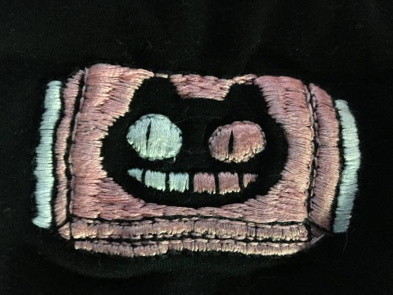 Schwarz Unisex Sport-Bh-Top Mit Hand Bestickt Cookie Katze Design Von Steven Universe von ThesisLizard