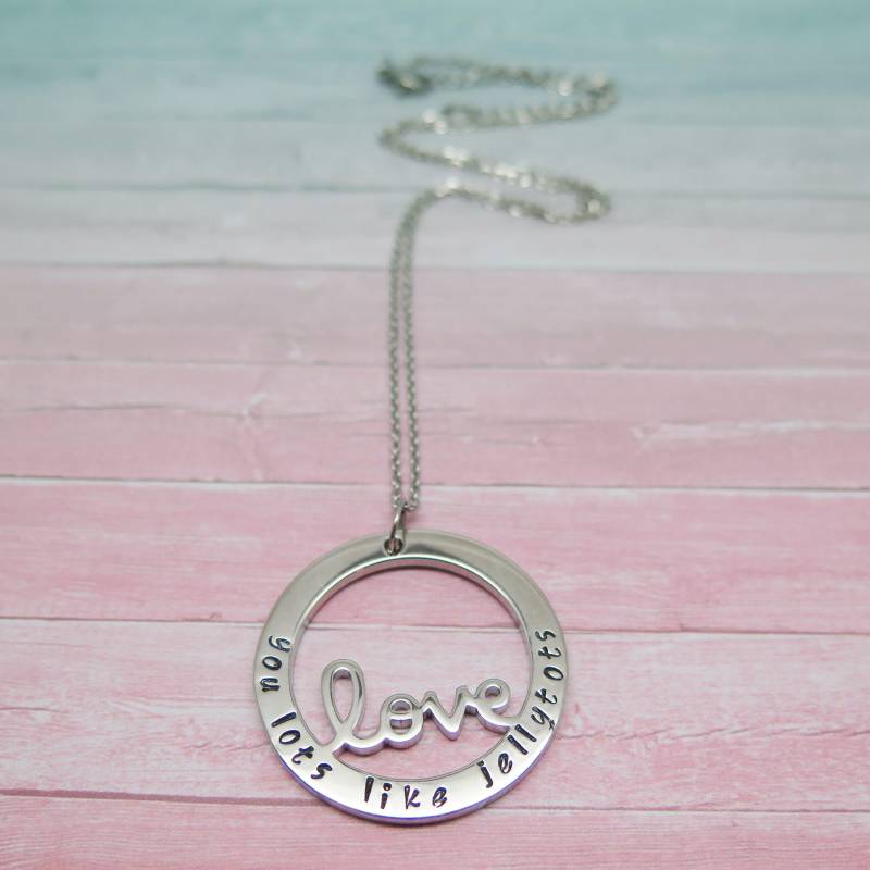 Benutzerdefinierte Name Halskette Hand Gestempelt Edelstahl Familie Liebe Anhänger von ThetaJewellery