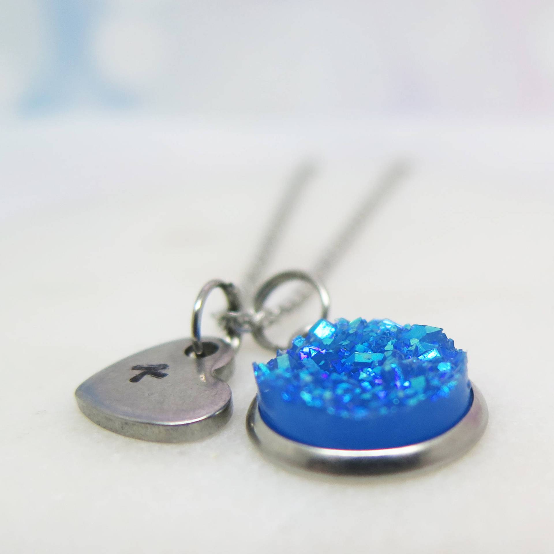 Blaue Druzy Halskette Handgestempelter Herz Anhänger Aus Edelstahl Blaue Druzy Halskette Handgestempelter Herz Anhänger Aus Edelstahl von ThetaJewellery