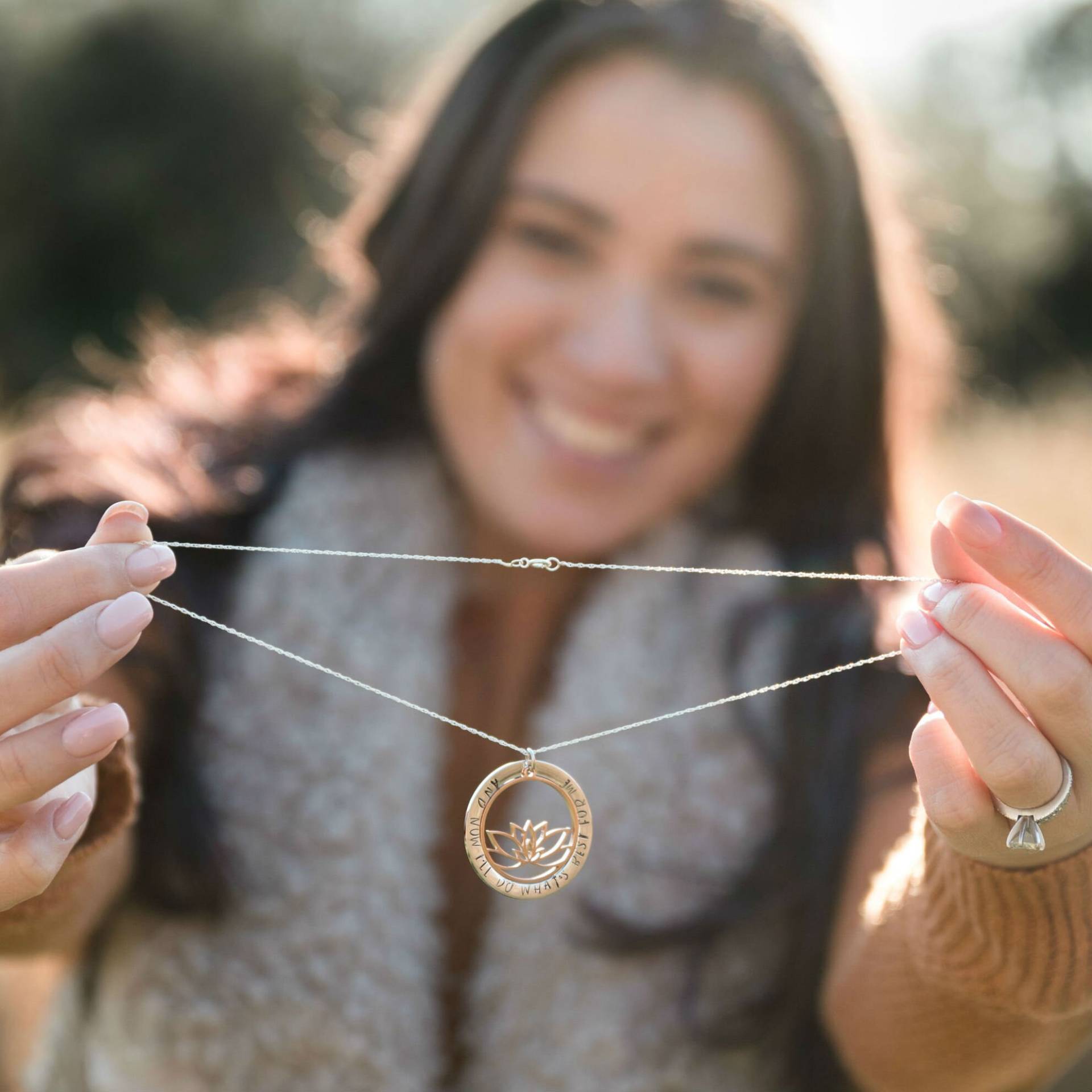 Handgestempelte Lotus-Halskette Motivationsschmuck, Geschenk Des Neuen Anfangs Handgestempelte Lotus-Halskette Motivationsschmuck, Geschenk Des Neuen Anfangs von ThetaJewellery
